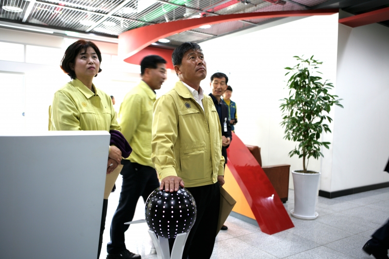 20141106-082[345M2379-제191회 임시회 기획행정위원회 탄소제로 교육관 방문.JPG