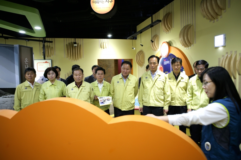 20141106-087[345M2393-제191회 임시회 기획행정위원회 탄소제로 교육관 방문.JPG