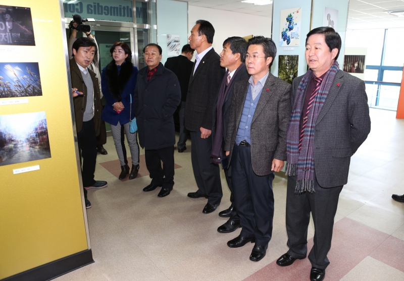 20141204-033[AP7U6758--제192회 정례회 기획행정위원회 제13회 구미시 멀티미디어 수상작품 전시장 방문.JPG