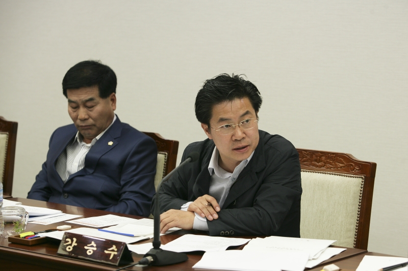 20150403-023[345M8552-제195회 구미시의회 기획행정위원회 조례안 심사 활동.JPG