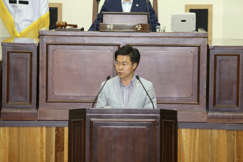 20150707-043[AP7U7388-제197회 정례회 제1차 본회의시 예산결산특별위원장에 호선된 강승수 의원 인사.JPG