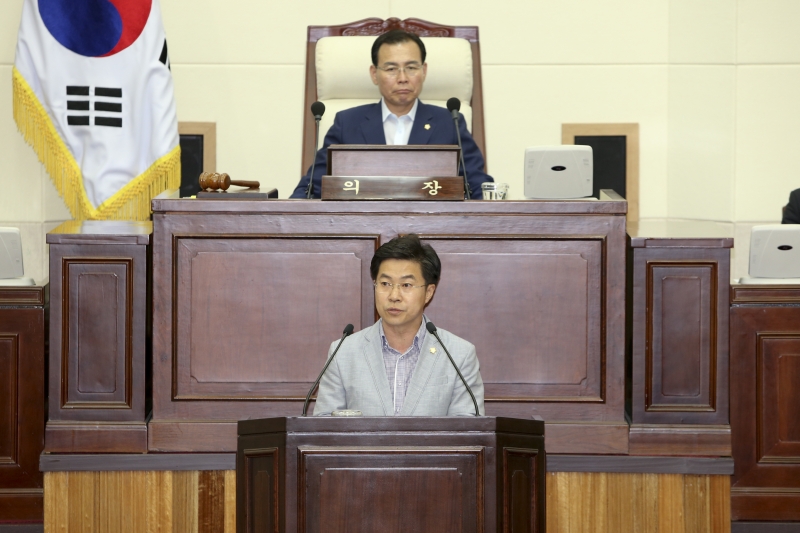 20150707-044[AP7U7392-제197회 정례회 제1차 본회의시 예산결산특별위원장에 호선된 강승수 의원 인사.JPG