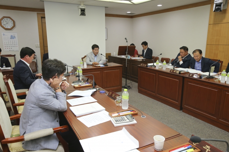 20150909-011[AP7U1569-제198회 임시회시 기획행정위원회 조례안 심사활동.jpg