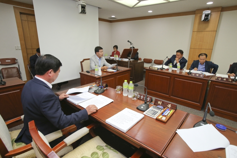 20150909-012[AP7U1573-제198회 임시회시 기획행정위원회 조례안 심사활동.jpg