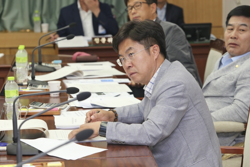 20150909-018[AP7U1600-제198회 임시회시 기획행정위원회 조례안 심사활동.jpg