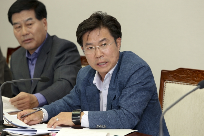 20151020-028[AP7U7301-제199회 임시회 기획행정위원회 조례심사 활동.jpg