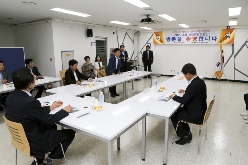 20151022-004[AP7U7477-제199회 임시회 기획행정위원회 서울사무소 및 구미학숙 현장방문.jpg