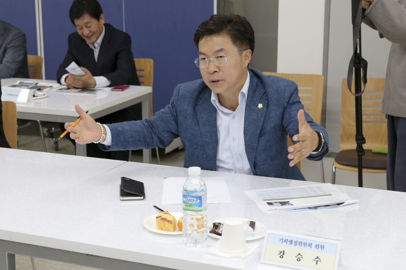 20151022-021[AP7U7519-제199회 임시회 기획행정위원회 서울사무소 및 구미학숙 현장방문.jpg