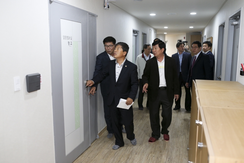 20151022-030[AP7U7549-제199회 임시회 기획행정위원회 서울사무소 및 구미학숙 현장방문.jpg