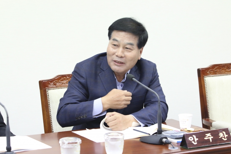 20151027-059[IMG_8026-제199회 임시회 의회운영위원회 2016년도 주요업무계획안 보고 청취.jpg