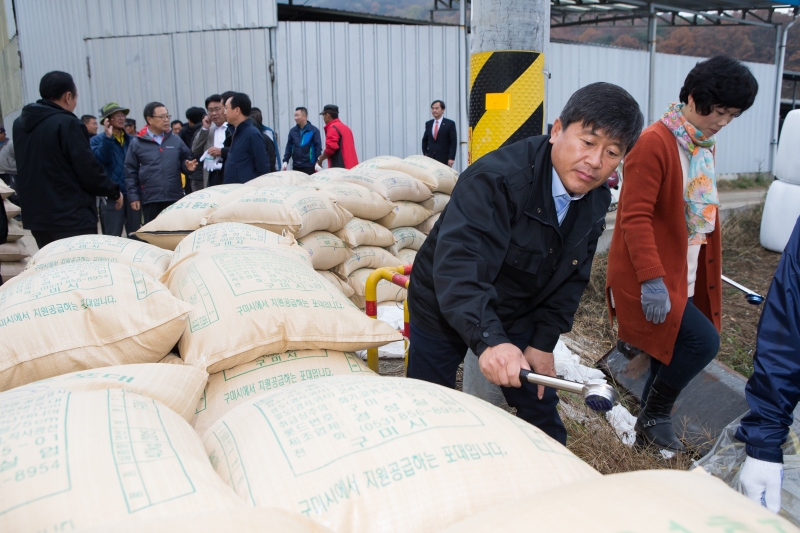 20151112-008[KMS_0122-2015년산 공공비축미 포대벼 첫매입.jpg