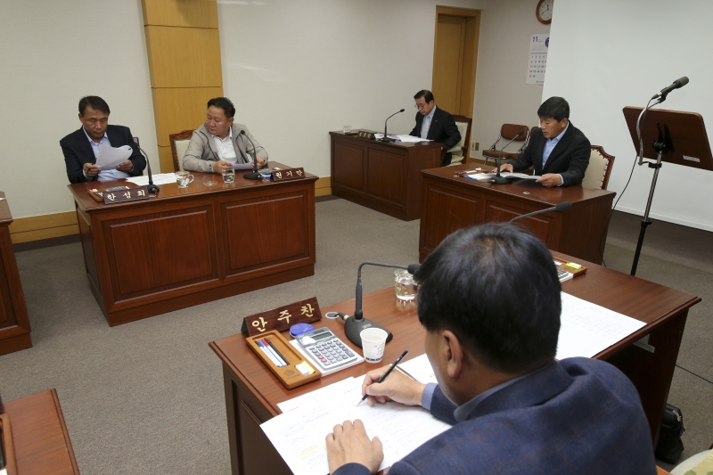 20151112-017[AP7U9944-폐회중 의회운영위원회 활동.jpg