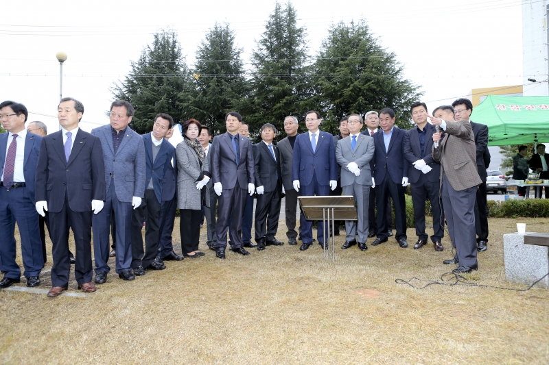 20151114-010[AP7U0138-대통령 소나무 건강기원 막걸리주기.jpg