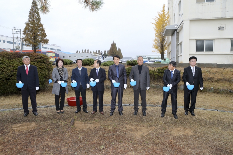 20151114-016[AP7U0156-대통령 소나무 건강기원 막걸리주기.jpg