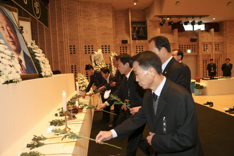 20151123-004[AP7U0639-고 김영삼 전 대통령 조문.jpg