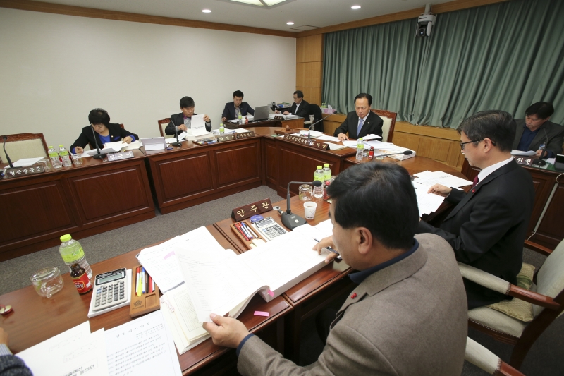 20151204-028[AP7U1521-제200회 정례회 기획행정위원회 소관 2016년도 세입세출예산안 예비심사 활동.jpg