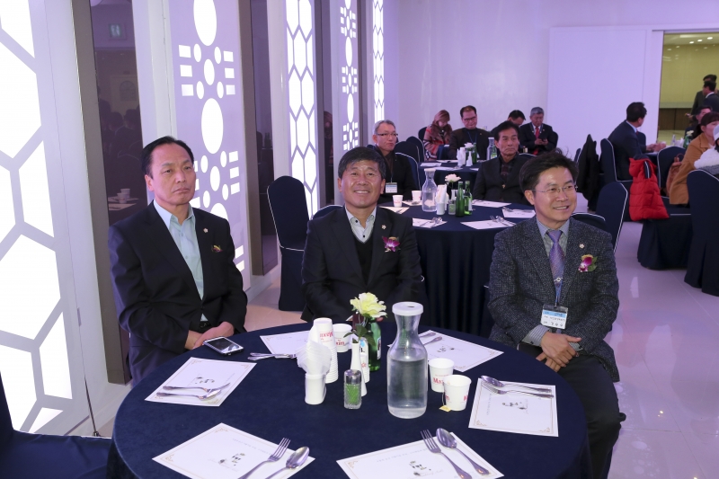 20151209-045[AP7U2239-2015 구미시 초중고 운영위원장연합회 장학금 전달 및 송년의 밤 행사.jpg