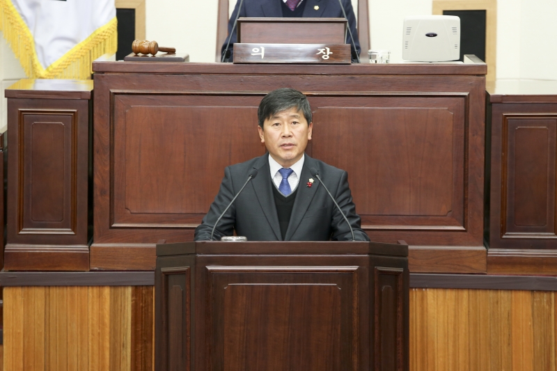 20151217-032[AP7U3045-제200회 정례회 제2차 본회의시 양진오 기획행정 부위원장 상임위 활동 결과보고.jpg