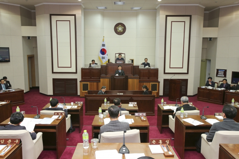 20151217-034[AP7U3051-제200회 정례회 제2차 본회의시 양진오 기획행정 부위원장 상임위 활동 결과보고.jpg