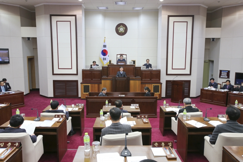 20151217-035[AP7U3052-제200회 정례회 제2차 본회의시 양진오 기획행정 부위원장 상임위 활동 결과보고.jpg