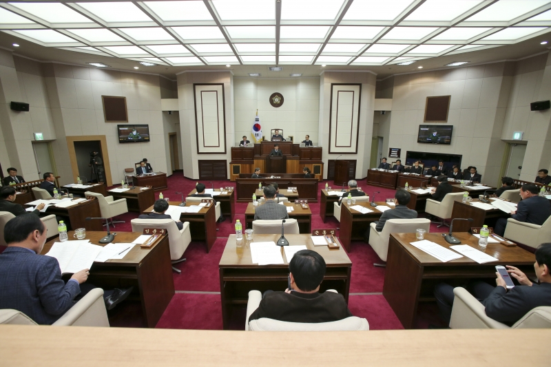 20151217-036[AP7U3054-제200회 정례회 제2차 본회의시 양진오 기획행정 부위원장 상임위 활동 결과보고.jpg