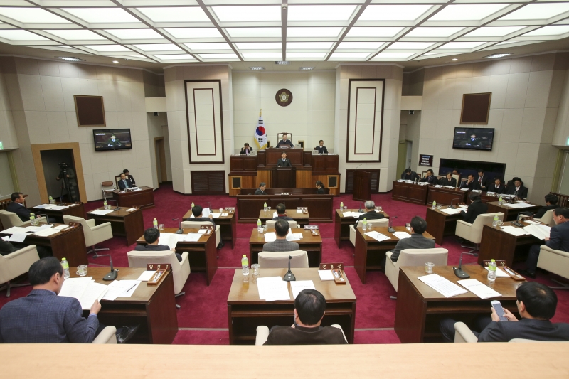 20151217-037[AP7U3055-제200회 정례회 제2차 본회의시 양진오 기획행정 부위원장 상임위 활동 결과보고.jpg