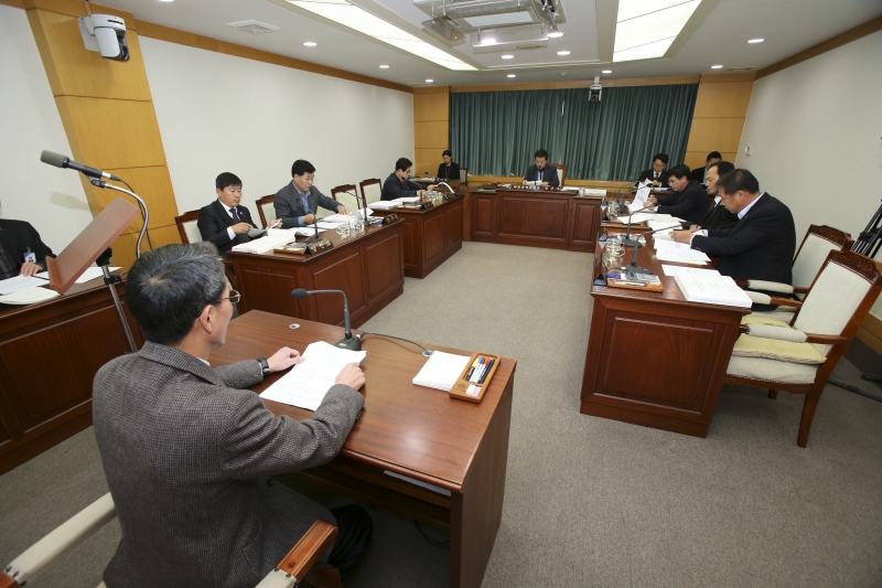 20151218-001[AP7U3333-제200회 정례회 의회운영위원회 조례안 및 2015년도 제2회 추경예산안 예비심사.jpg