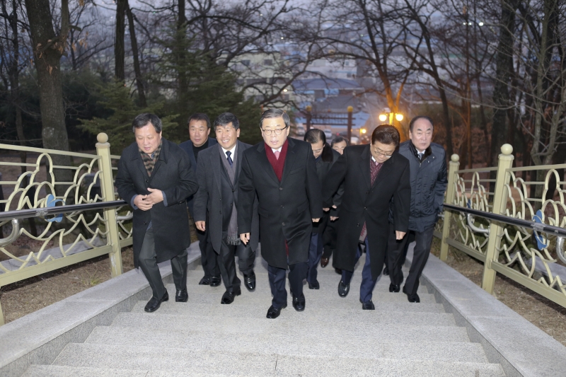 20160104-001[AP7U4209-2016 새해아침 충혼탑 참배.jpg