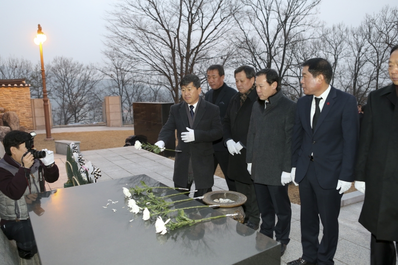 20160104-010[AP7U4229-2016 새해아침 충혼탑 참배.jpg