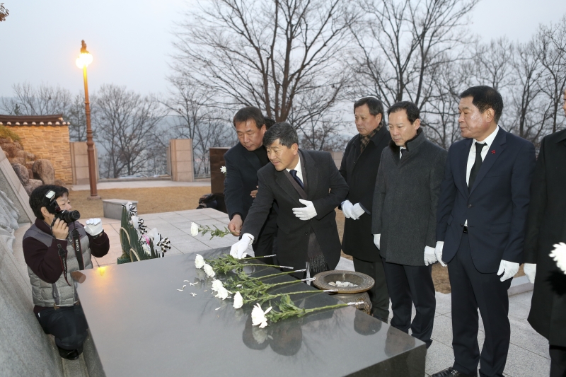 20160104-011[AP7U4230-2016 새해아침 충혼탑 참배.jpg