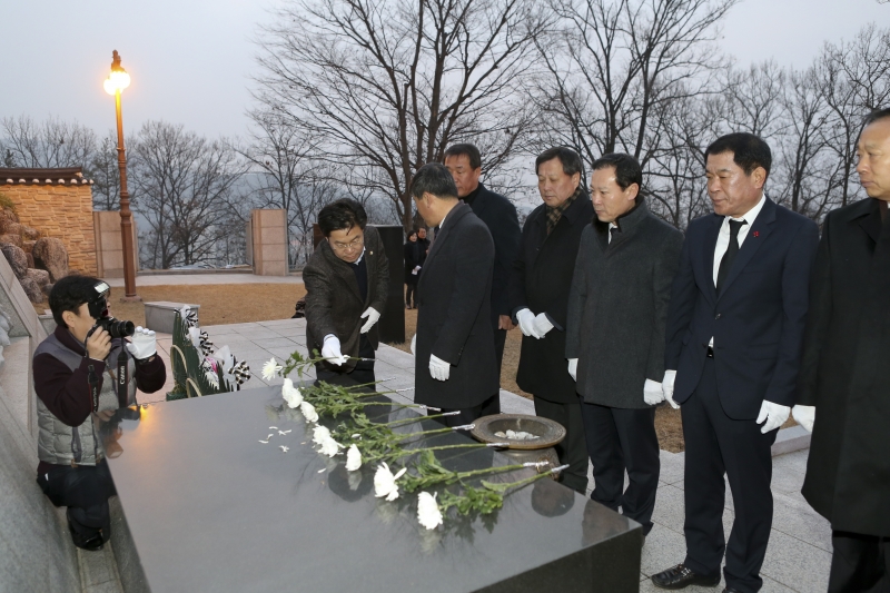 20160104-013[AP7U4232-2016 새해아침 충혼탑 참배.jpg