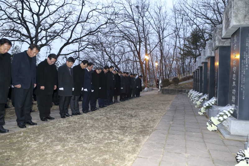 20160104-026[AP7U4253-2016 새해아침 충혼탑 참배.jpg