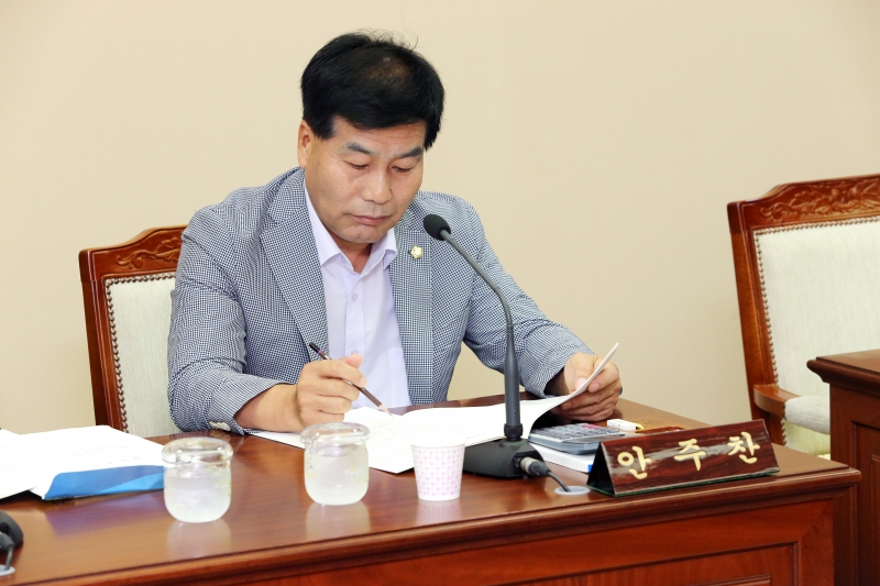 20140717-007[AP7U6269-제189회 임시회 의회운영위원회 2014년도 의회사무국 주요업무계획 보고 청취.JPG