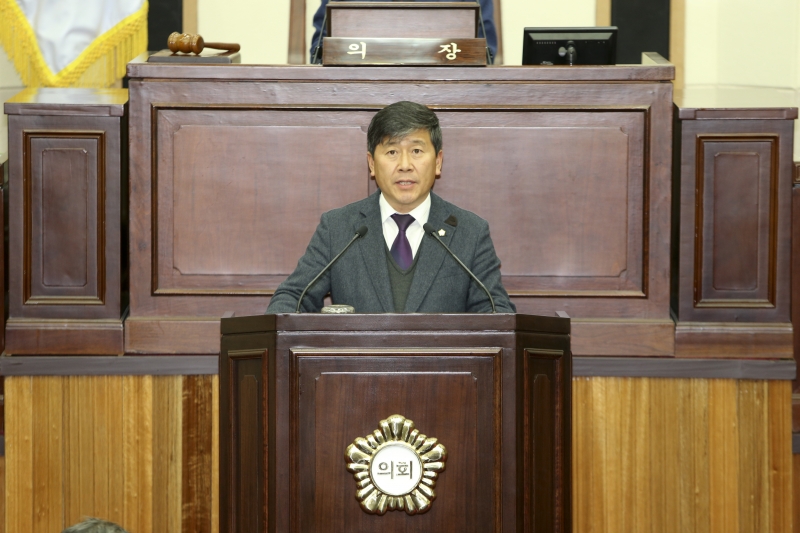 20160203-003[AP7U5404-제201회 임시회 제4차 본회의시 양진오 기획행정위원회 부위원장 상임위 활동결과보고.jpg