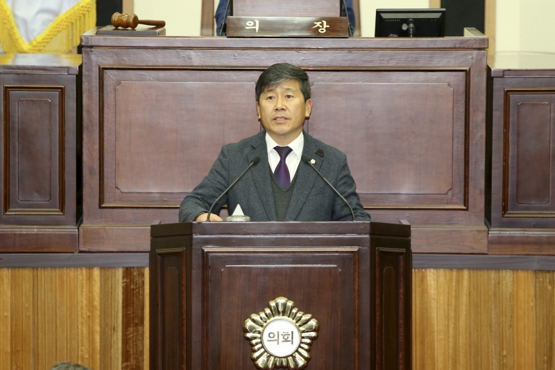 20160203-005[AP7U5407-제201회 임시회 제4차 본회의시 양진오 기획행정위원회 부위원장 상임위 활동결과보고.jpg