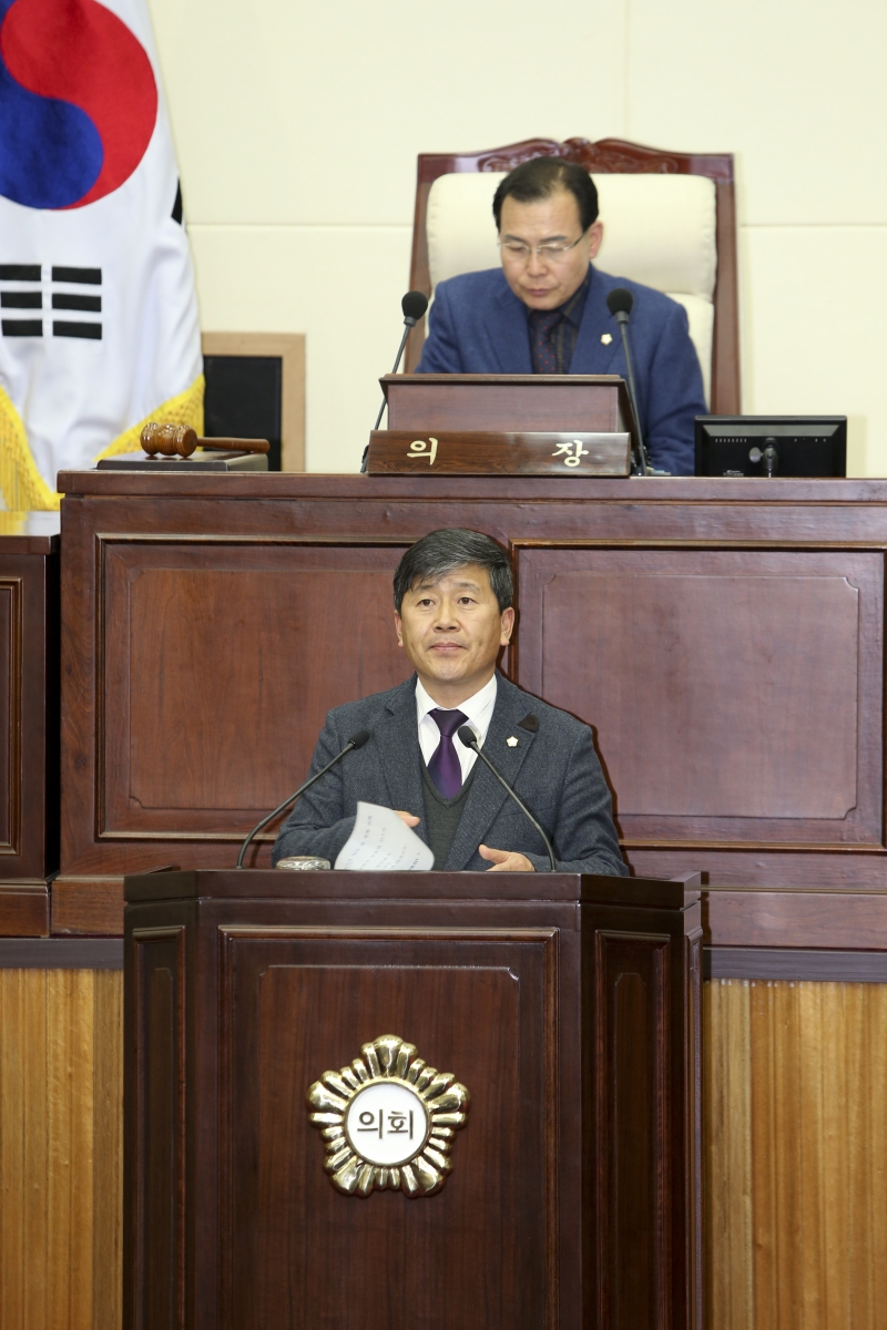 20160203-008[AP7U5411-제201회 임시회 제4차 본회의시 양진오 기획행정위원회 부위원장 상임위 활동결과보고.jpg