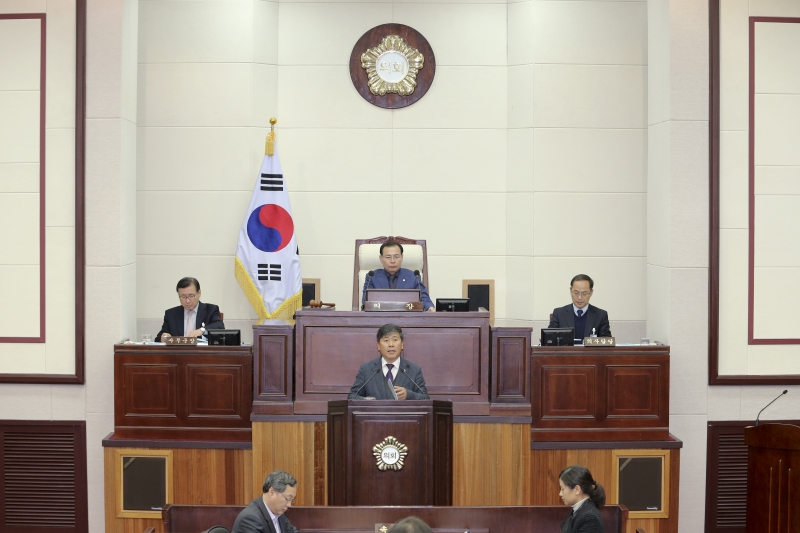 20160203-009[AP7U5413-제201회 임시회 제4차 본회의시 양진오 기획행정위원회 부위원장 상임위 활동결과보고.jpg