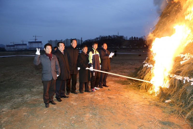 20160222-155[AP7U6368-정월대보름 달집태우기.jpg