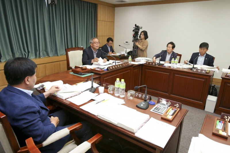 20160525-025[AP7U0911-제204회 임시회 예산결산특별위원회 2016년도 제1회 추가경정예산안 심사 활동.jpg