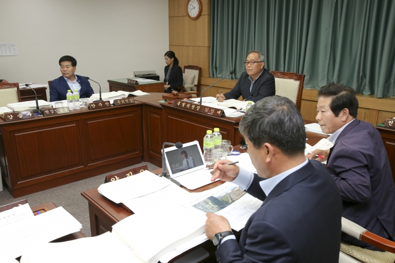 20160525-034[AP7U0932-제204회 임시회 예산결산특별위원회 2016년도 제1회 추가경정예산안 심사 활동.jpg