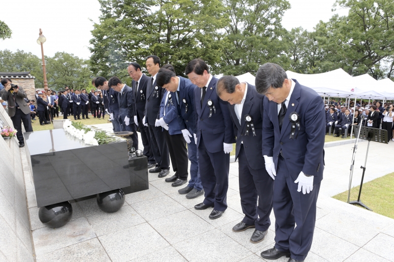 20160606-026[AP7U1557-제61회 현충일 추념식.jpg