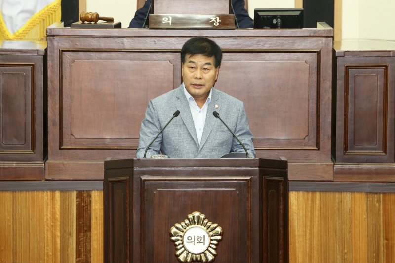 20160707-015[AP7U2476-제206회 정례회 제1차 본회의시 안주찬 의회운영위원장 예결특위 구성결의안 제안설명.jpg