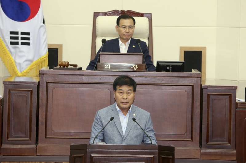 20160707-016[AP7U2478-제206회 정례회 제1차 본회의시 안주찬 의회운영위원장 예결특위 구성결의안 제안설명.jpg