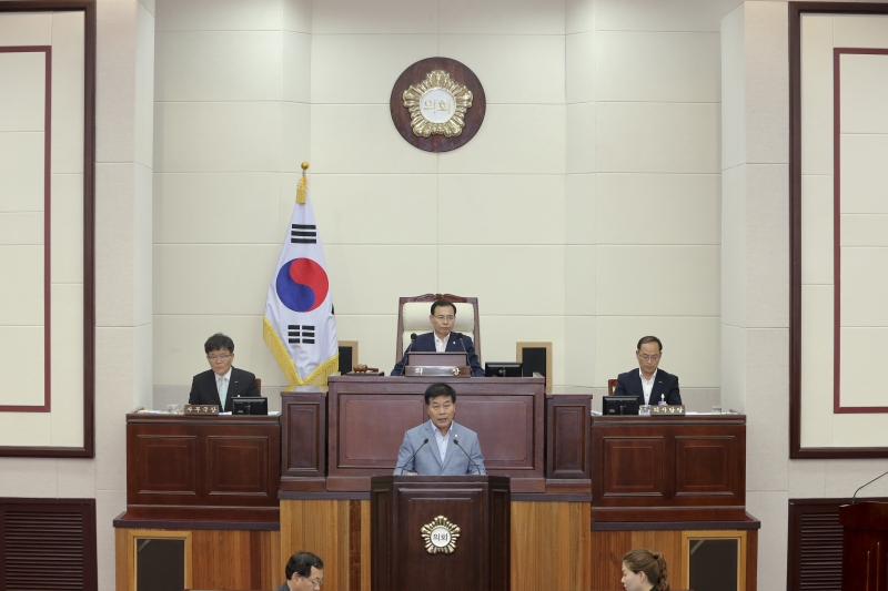 20160707-017[AP7U2479-제206회 정례회 제1차 본회의시 안주찬 의회운영위원장 예결특위 구성결의안 제안설명.jpg