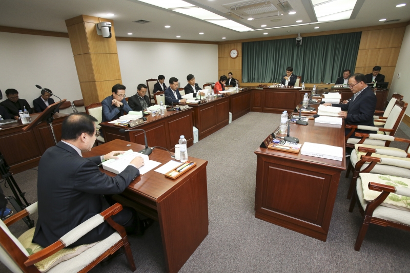 20161025-026[AP7U9029-제208회 임시회 산업건설위원회 2017년도 주요업무보고안 보고 청취.jpg