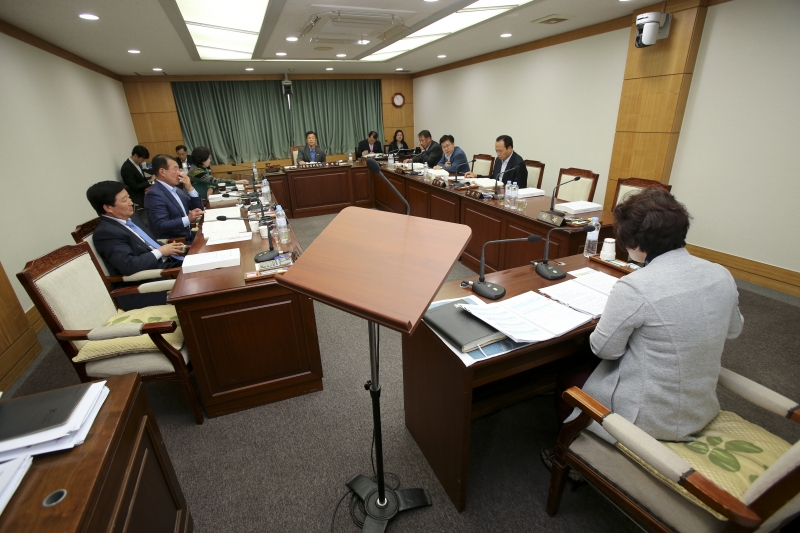 20161027-001[AP7U9241-제208회 임시회 기획행정위원회 2017년도 주요업무보고안 보고 청취.jpg