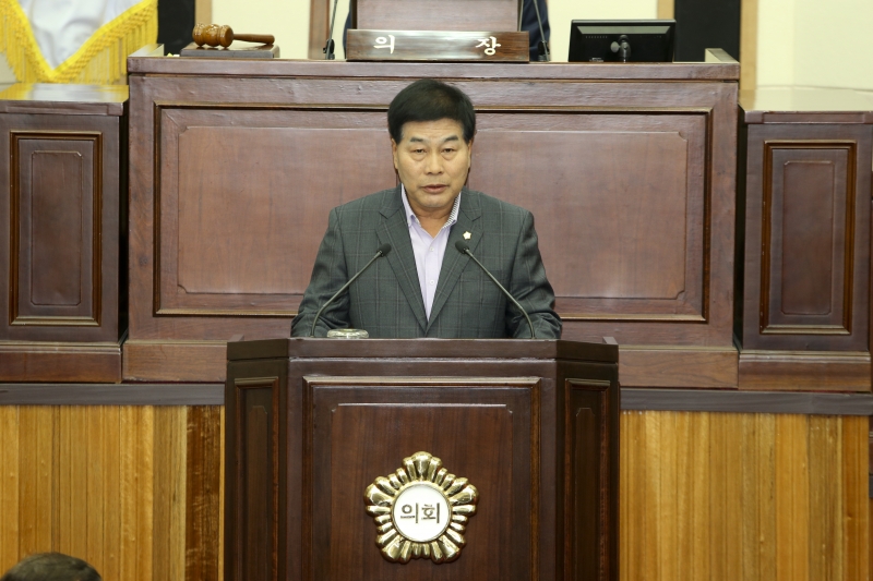 20161028-004[AP7U9288-제208회 임시회 제2차 본회의시 안주찬 의회운영위원장 상임위원회 활동결과보고.jpg