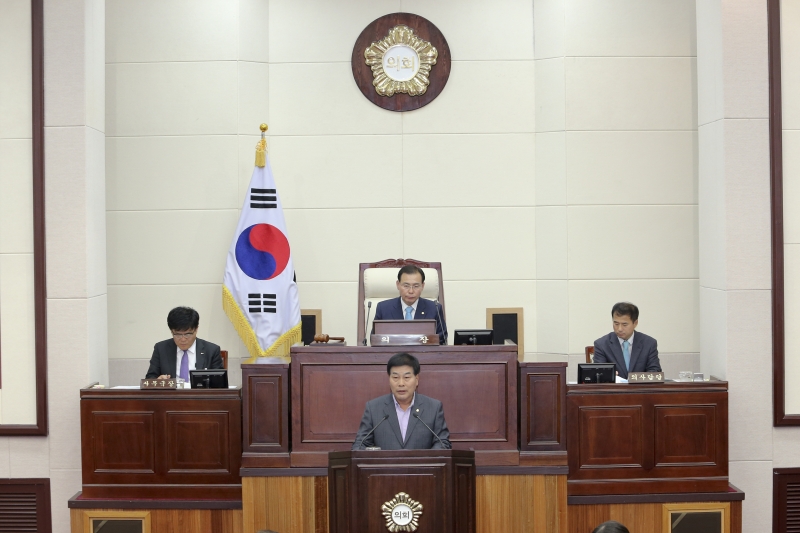 20161028-007[AP7U9293-제208회 임시회 제2차 본회의시 안주찬 의회운영위원장 상임위원회 활동결과보고.jpg