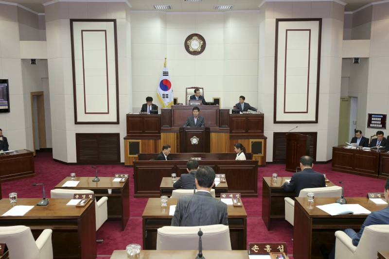 20161028-008[AP7U9296-제208회 임시회 제2차 본회의시 안주찬 의회운영위원장 상임위원회 활동결과보고.jpg