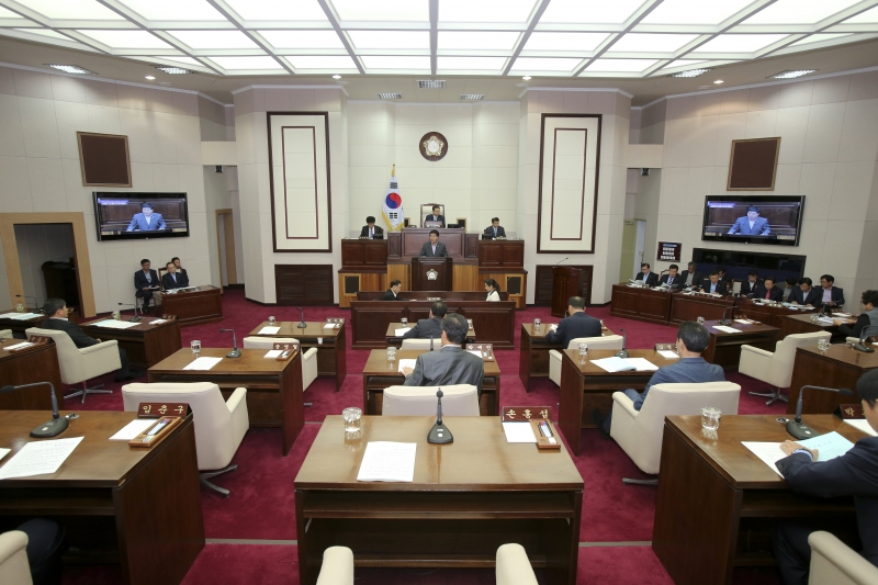 20161028-010[AP7U9300-제208회 임시회 제2차 본회의시 안주찬 의회운영위원장 상임위원회 활동결과보고.jpg